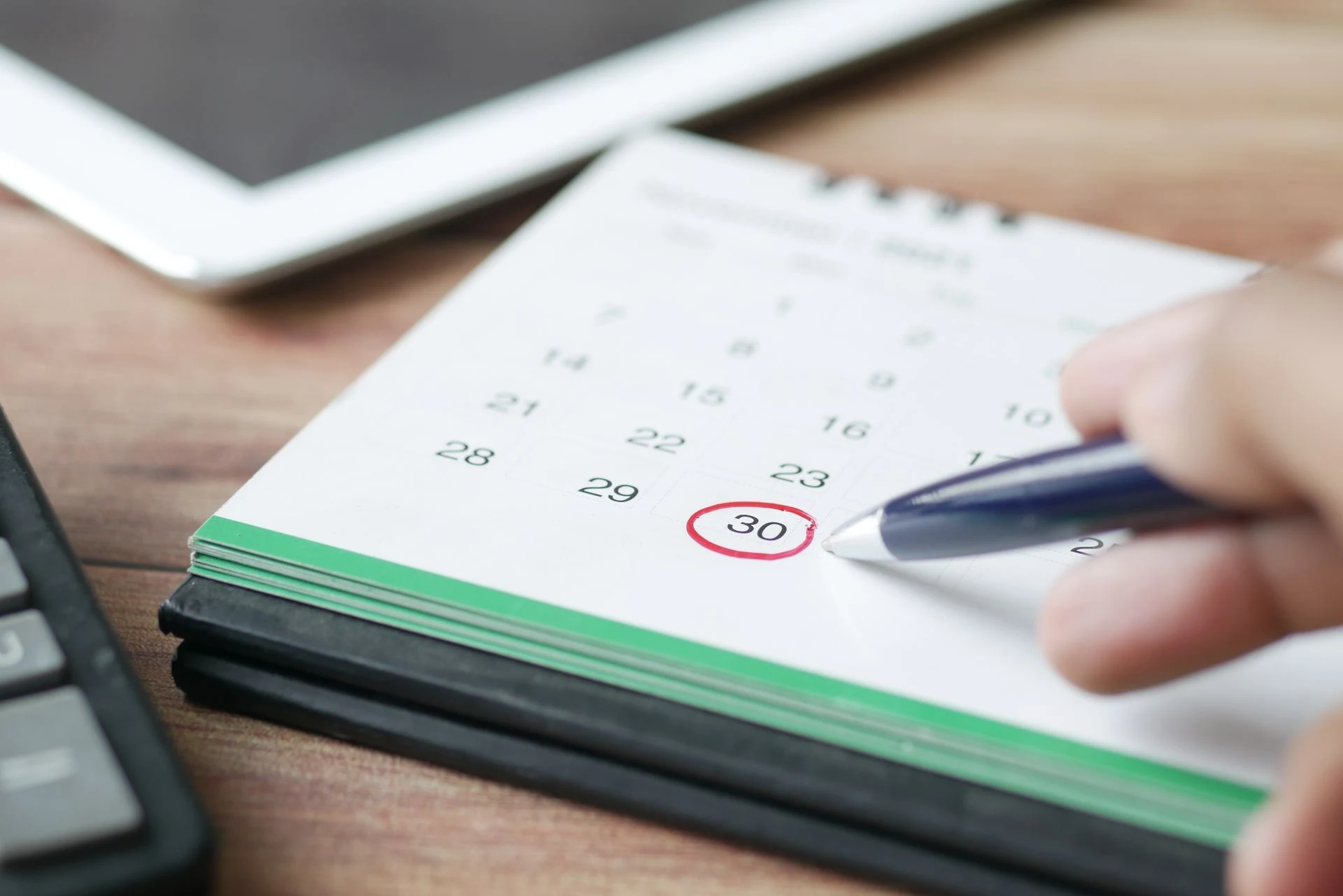 Pen circling a date on a desk calendar, illustrating the seven-day deadline to appeal a deportation order in Turkey